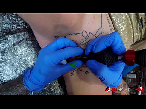❤️ Keçika pir tattookirî Sully Savage tattooek li ser klîtorê xwe kir. ❌ Vîdyoyê seksî li me ❌